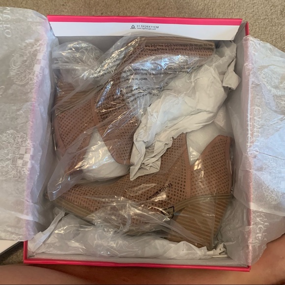 Vince Camuto boots - Picture 3 of 4